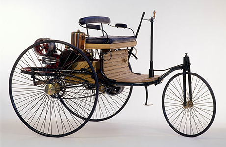 Der Ingenieur Carl Benz stellt dan ersten benzinbetriebenen Motorwagen vor