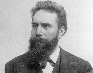 Wilhelm Conrad Röntgen erhält den Nobelpreis für Physik für die Entdeckung der nach ihm benannten Strahlen