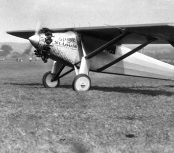 Charles Lindbergh überfliegt in rund 33 Stunden als erster Mmensch den Atlantik